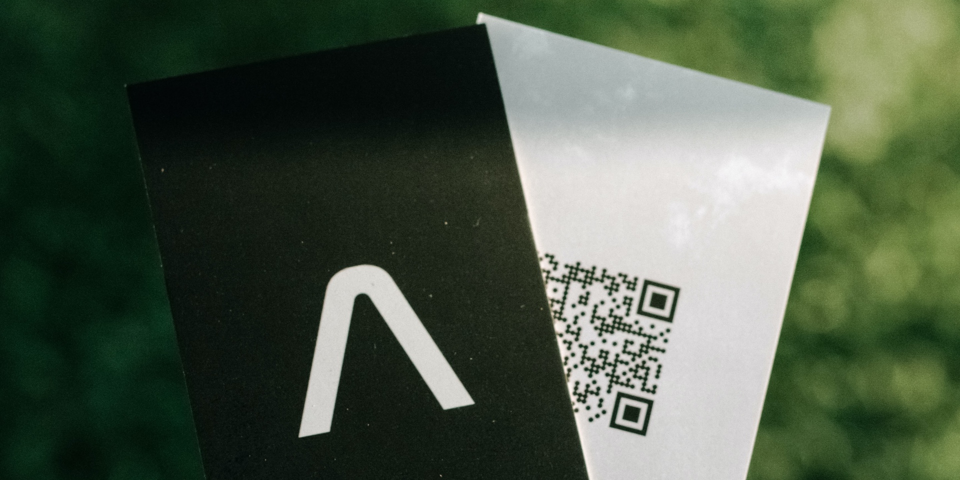 QR Code Business Cards: 9 Features That Set Them Apart
